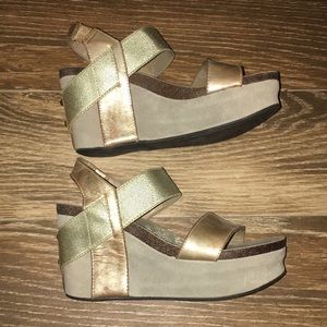 OTBT Women’s Bushnell Wedge Sandal in gold
